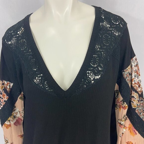 Gimmicks Women's Blouse Top Sz M Black Lace & Floral Accents V-Neck Long Sleeve - Picture 3 of 11